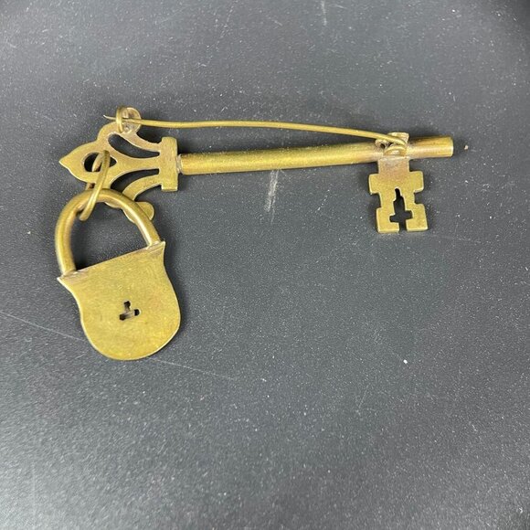 Vintage Artisan Brass Key & Padlock Brooch Pin Rustic Medival - Picture 3 of 4